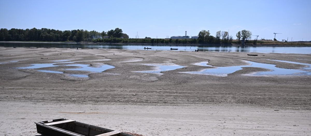 Lecho seco del río Danubio con la central eléctrica de Paks al fondo