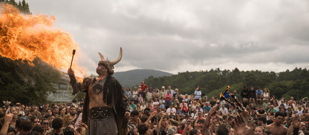 Varias personas durante el Desembarco Vikingo de la LXVI Romaría Vikinga en Catoira, a 2 de agosto de 2026, en Catoira, Pontevedra, Galicia (España). La fiesta del Desembarco Vikingo en Catoira, también conocida como la Romería Vikinga, es una de las celebraciones más singulares y reconocidas de Galicia, declarada de Interés Turístico Internacional. Su historia y significado nacen de la posición estratégica de Catoira en la desembocadura del río Ulla, en las inmediaciones de las Torres del Oeste, una fortaleza construida entre los siglos IX y XIII para defender el acceso al corazón de Galicia y, especialmente, a Santiago de Compostela, frente a los ataques de vikingos y piratas normandos y sarracenos.

Elena Fernández / Europa Press
02/8/2026