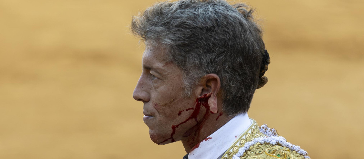 HUELVA, 31/07/2026.- El diestro Manuel Escribano durante la corrida de toros por las Fiestas Colombinas celebrada este viernes en la Plaza de la Merced de Huelva. EFE/ Alberto Díaz