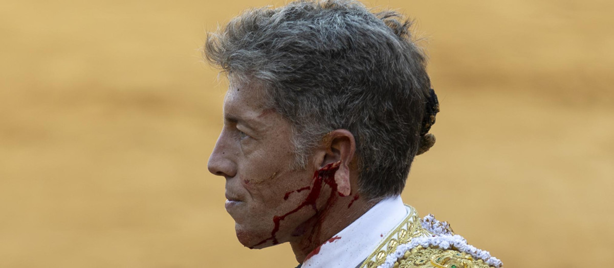 HUELVA, 31/07/2026.- El diestro Manuel Escribano durante la corrida de toros por las Fiestas Colombinas celebrada este viernes en la Plaza de la Merced de Huelva. EFE/ Alberto Díaz