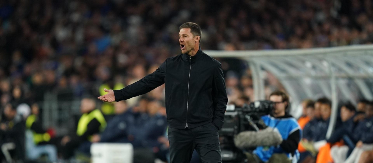 Xabi Alonso da indicaciones durante un partido de pretemporada con el Chelsea