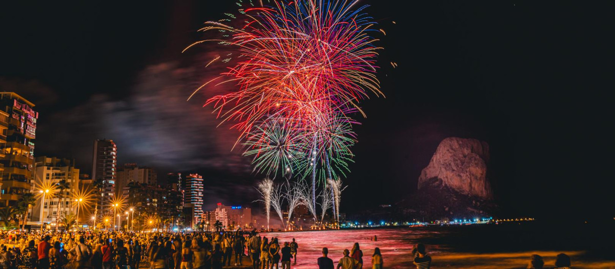 Imagen de los fuegos artificiales durante la celebración de las Fiestas de Nuestra Señora la Virgen de las Nieves