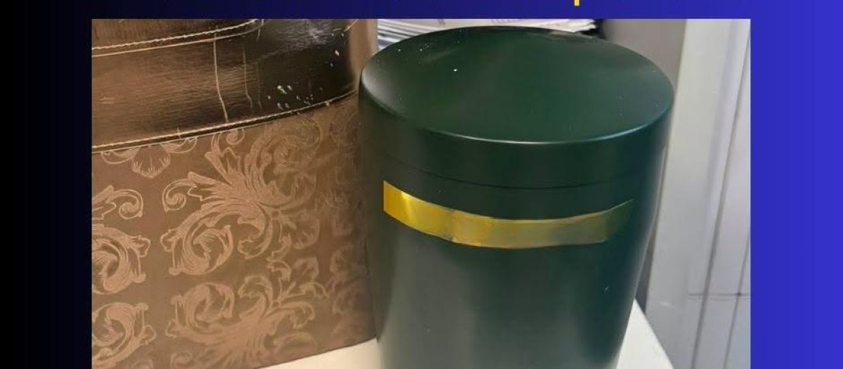 Imagen de la urna funeraria con cenizas olvidada en un supermercado.