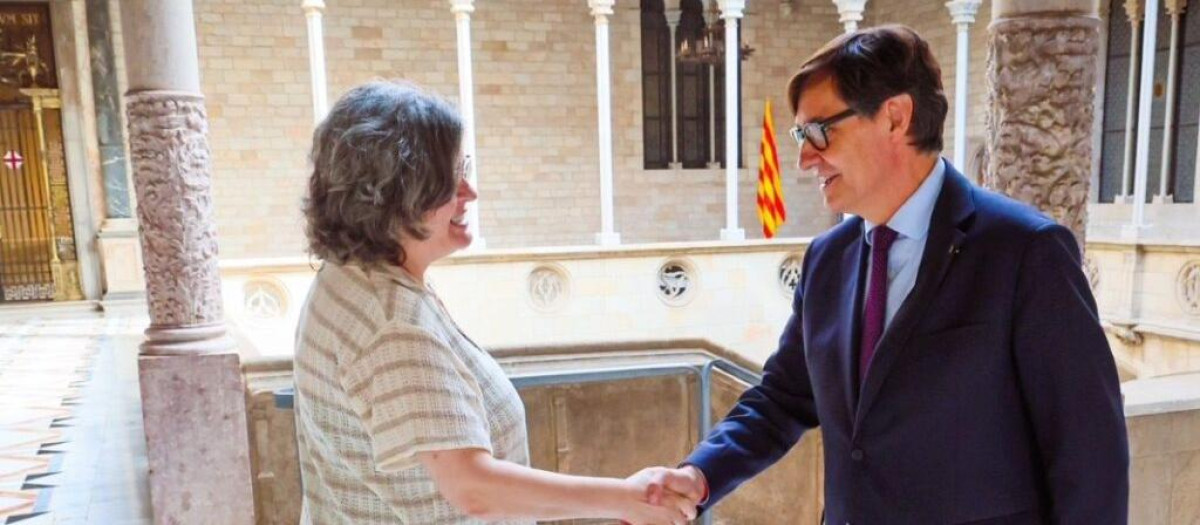 Imagen de la presidente de ACPV Anna Oliver saludando al presidente de la Generalitat de Cataluña Salvador Illa.