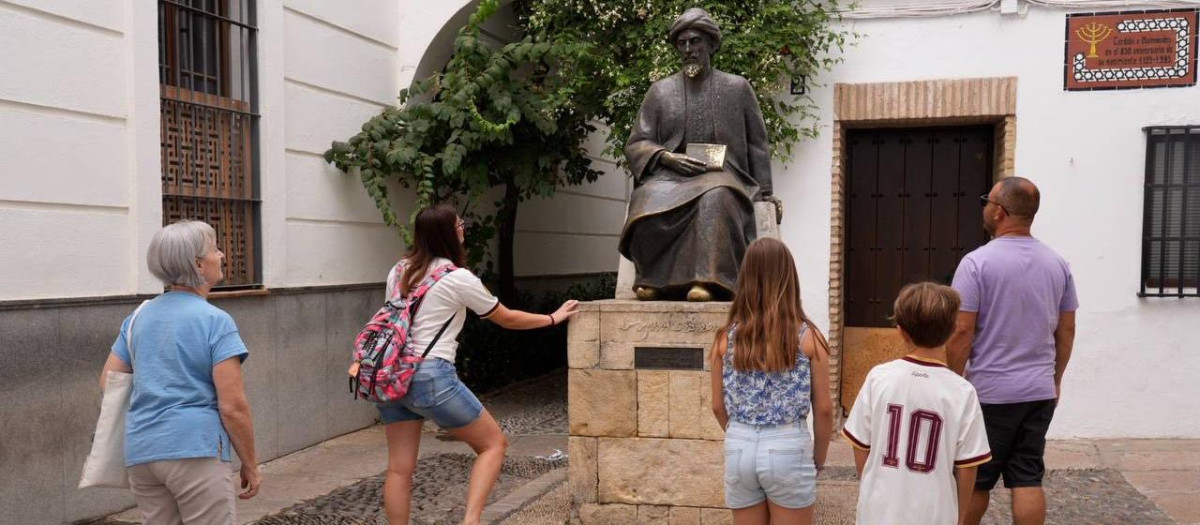 El monumento a Maimónides con la pintada eliminada