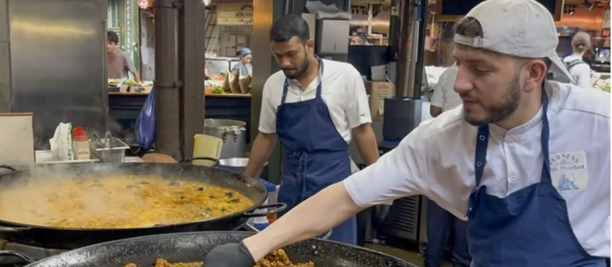 Imagen de la venta de raciones de 'Paella Bomba' en el Borough Market de Londres