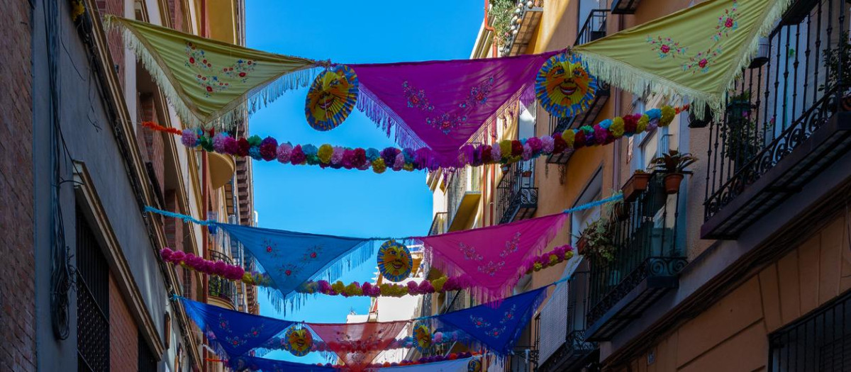 Decoración de calles en la ciudad de Madrid para las fiestas del 7 de agosto de San Cayetano