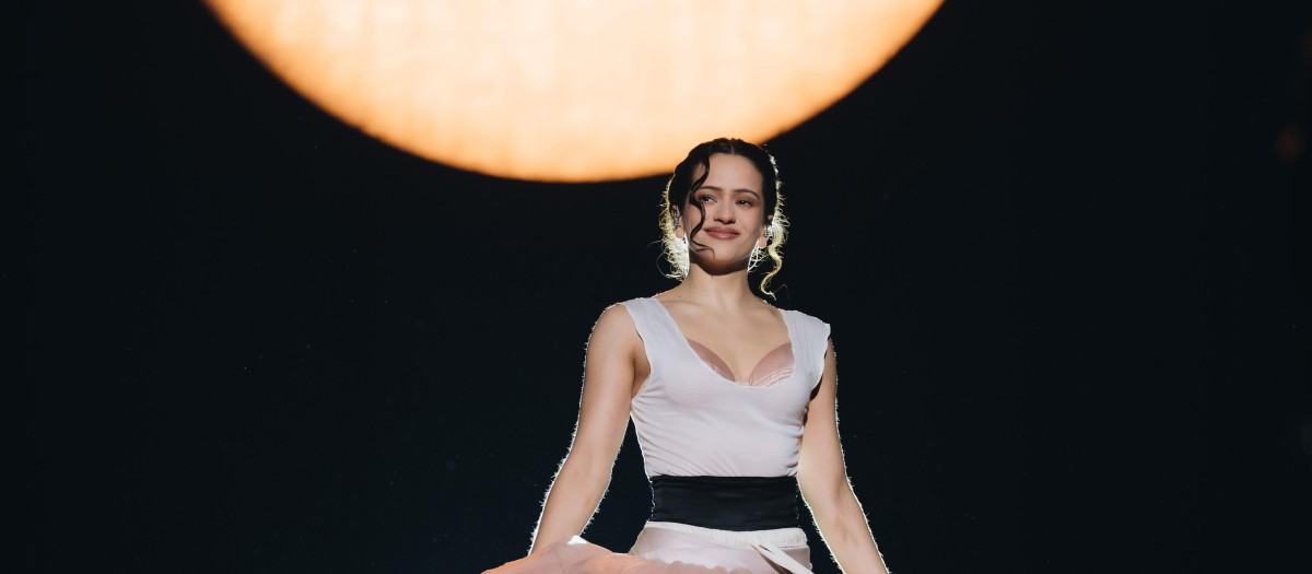 Rosalía durante un concierto del LUX Tour