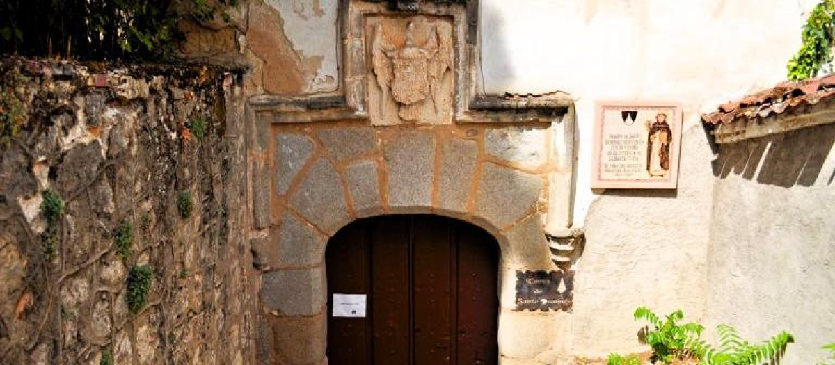 La puerta que da acceso a la cueva de Santo Domingo