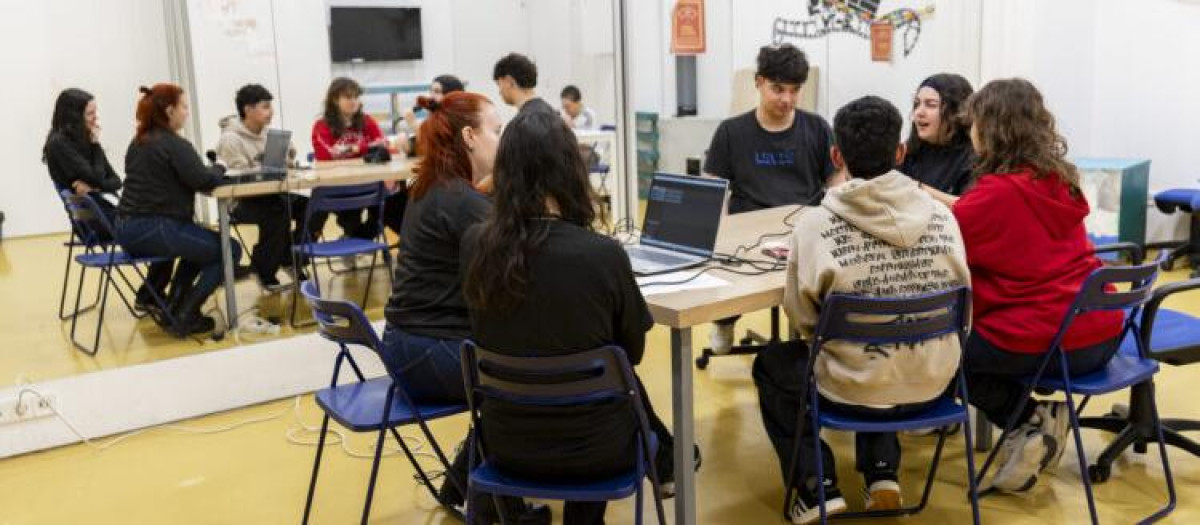 Imagen de archivo jóvenes realizando actividades en espacio del Ayuntamiento de Madrid