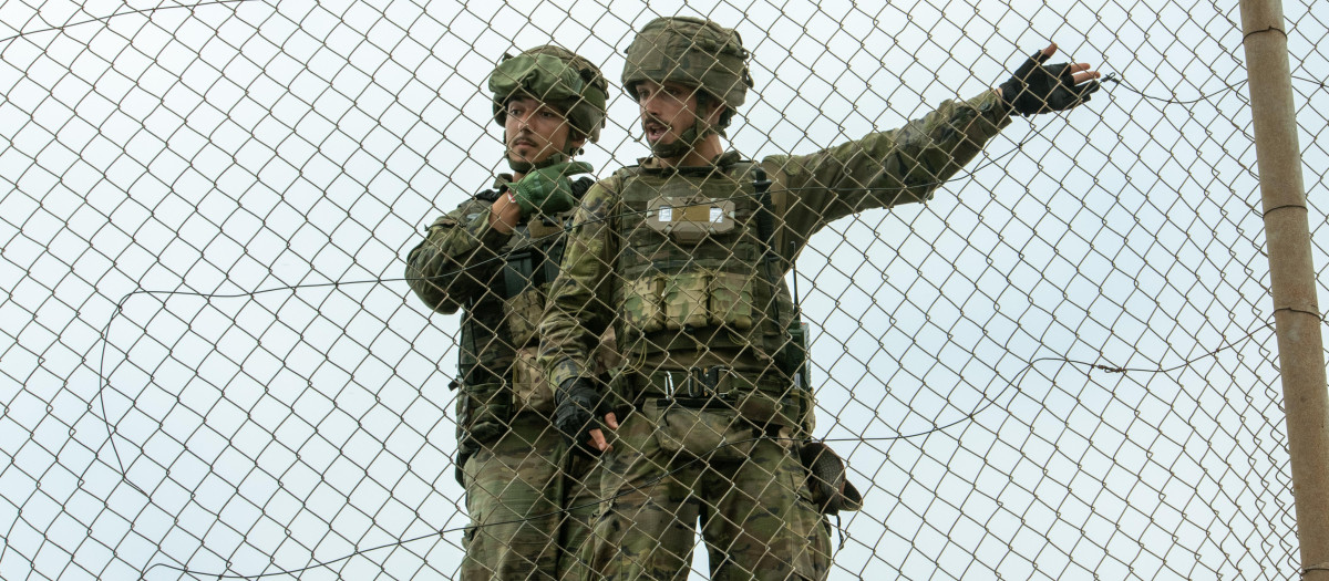 Militares españoles en la frontera de Ceuta con Marruecos