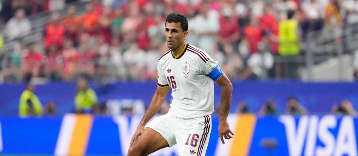 Rodri controla un balón en un partido del Mundial