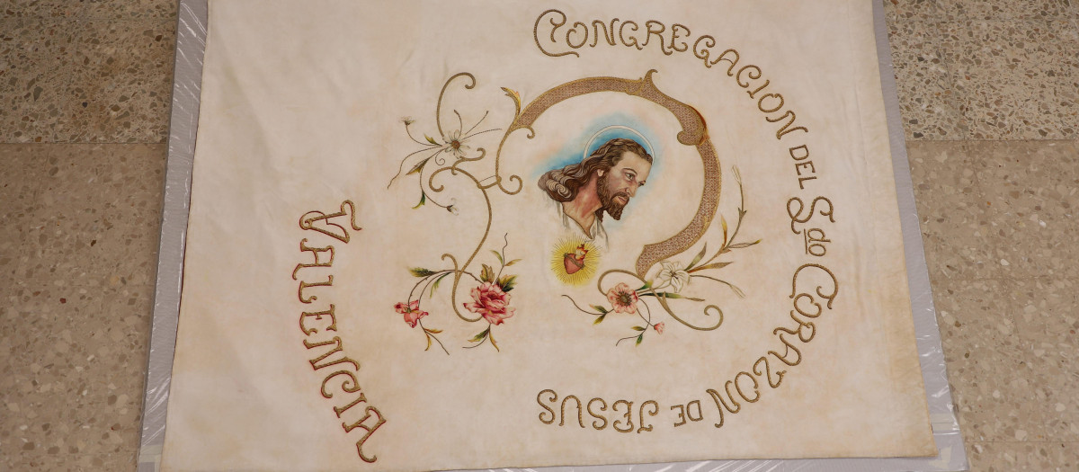 Imagen de la bandera de la Congregación del Sagrado Corazón de Jesús de la Parroquia de Nuestra Señora de Gracia de La Torre, en Valencia.