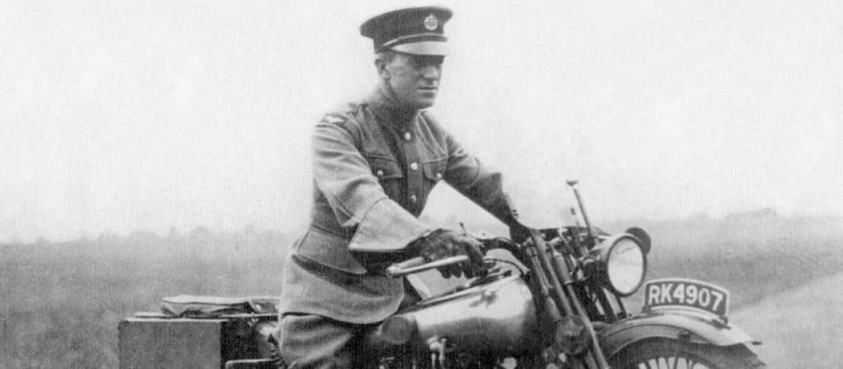 Thomas Edward Lawrence en una moto Brough Superior SS100