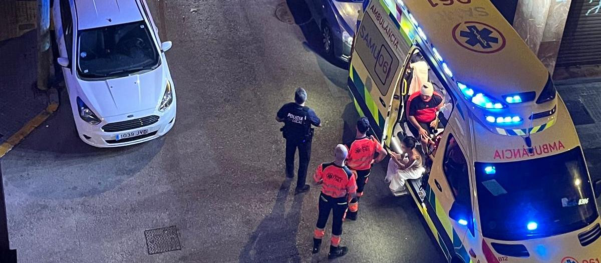 Una ambulancia acudió al lugar del suceso en la calle Ticià de Palma