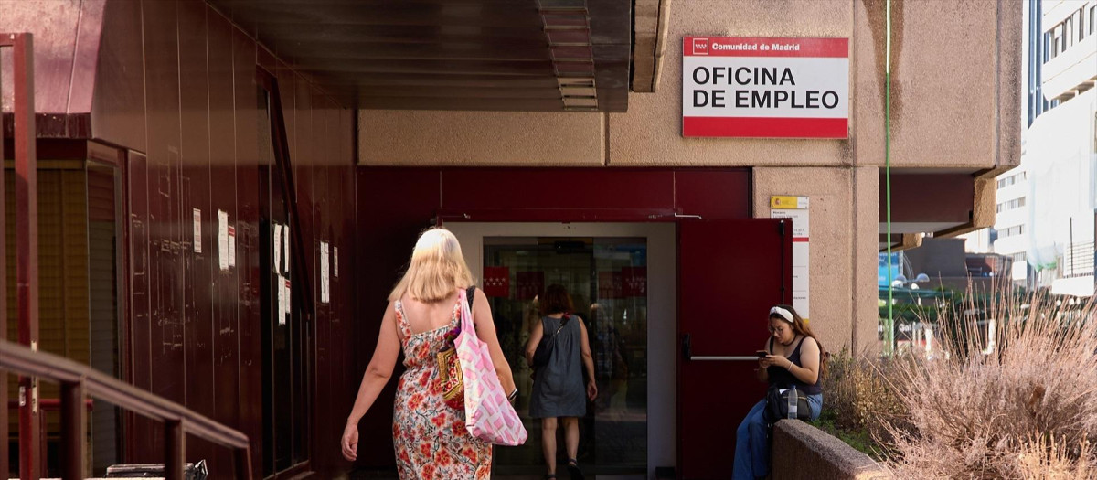 Una mujer se dirige a una oficina del SEPE en Madrid.