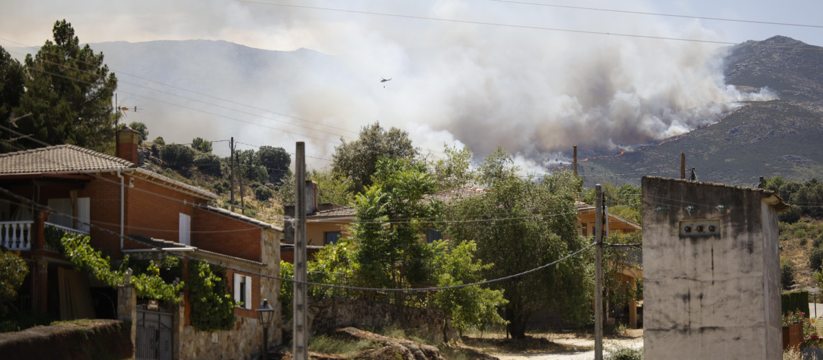 Incendio entre Navaluenga y Burgohondo, desde el puerto de Navalmoral