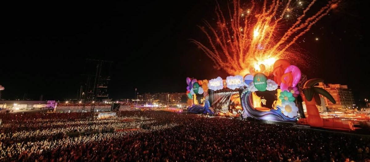 Imagen del escenario principal del Arenal Sound la madrugada del domingo 2 de agosto de 2026
