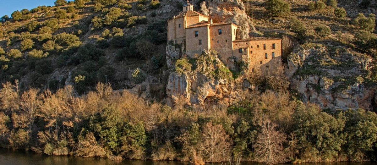 Espectacular enclave de la ermita de San Saturio, sobre el río Duero, en Soria