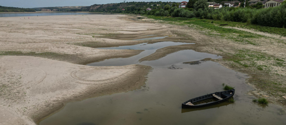 Una vista aérea muestra el lecho seco del río Danubio