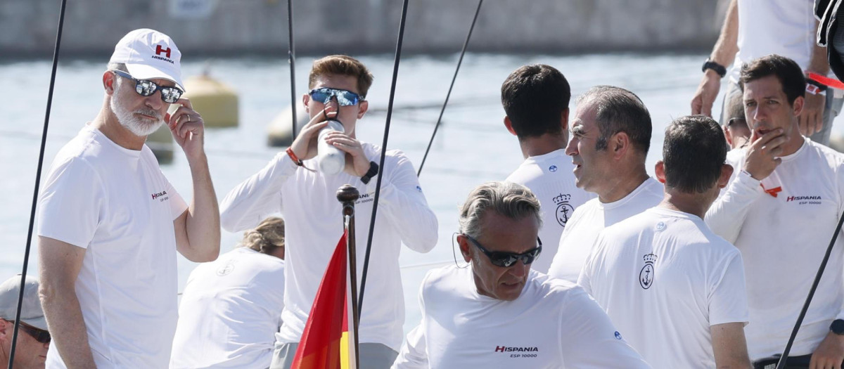 El Rey, con la tripulación del 'Hispania' antes de hacerse a la mar