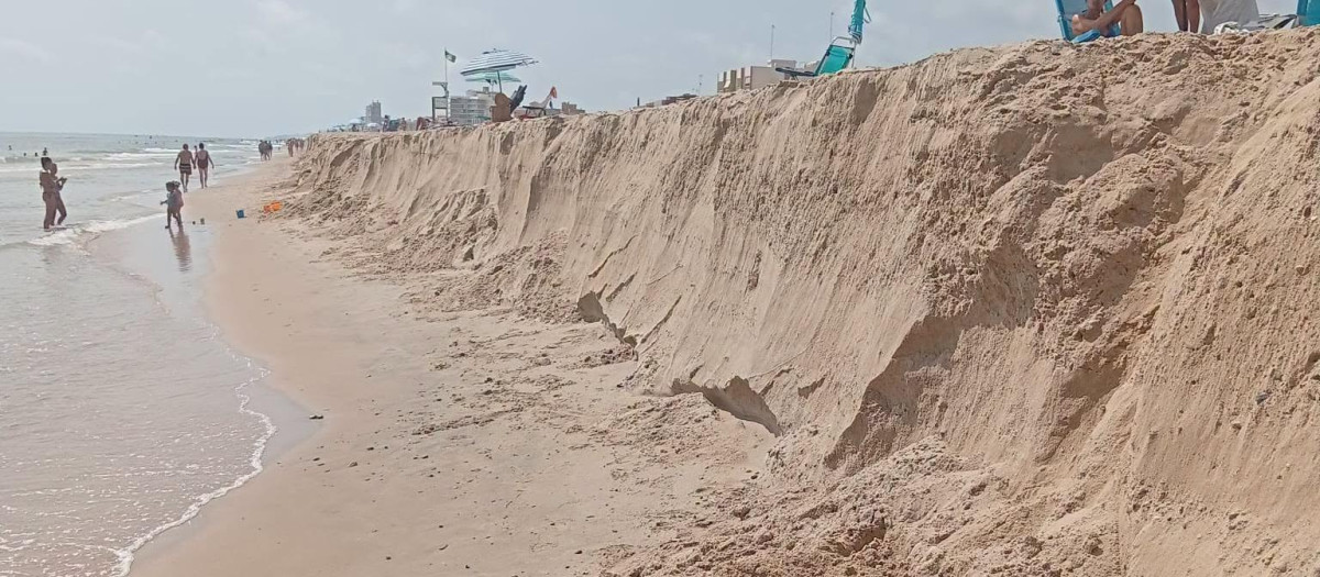 Imagen del escalón de arena en plena playa de El Perelló.