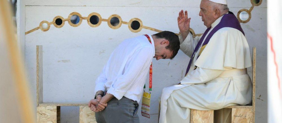 El Papa Francisco impartiendo el sacramento de la confesión, para el que el Santo Cura de Ars nos da 7 consejos para relizarlo bien