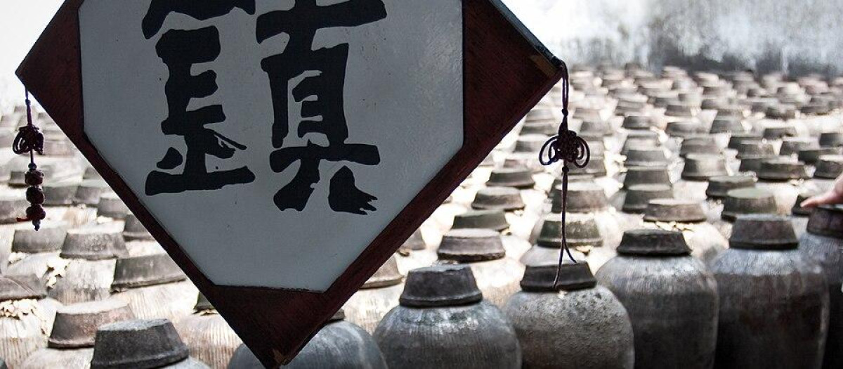 La tradición de almacenar vino en tinajas de barro es milenaria en China, y se sigue practicando hoy