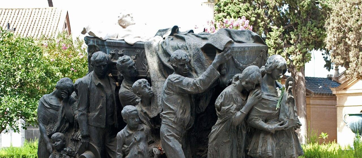 Escultura en el mausoleo de Joselito en Sevilla que representa su entierro