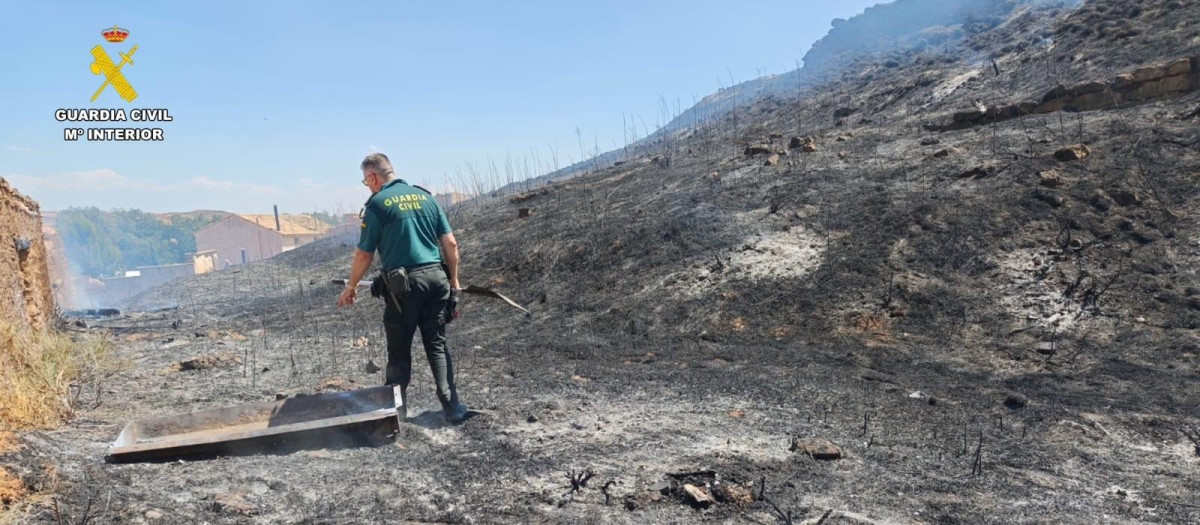 Un agente de la Guardia Civil, en el lugar del incendio provocado por el detenido

REMITIDA / HANDOUT por GUARDIA CIVIL
Fotografía remitida a medios de comunicación exclusivamente para ilustrar la noticia a la que hace referencia la imagen, y citando la procedencia de la imagen en la firma
04/8/2026