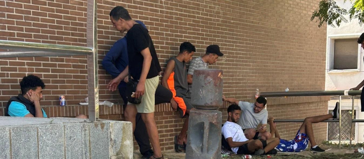 Los inmigrantes que continúan en Ceuta pasan el día semiocultos en plazas y parques de las barriadas periféricas