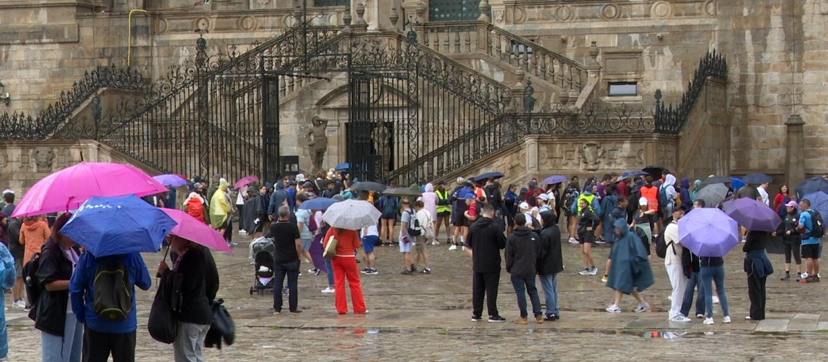 Peregrinos con paraguas y chubasqueros en la Plaza del Obradoiro de Santiago.

EUROPA PRESS
04/8/2026
