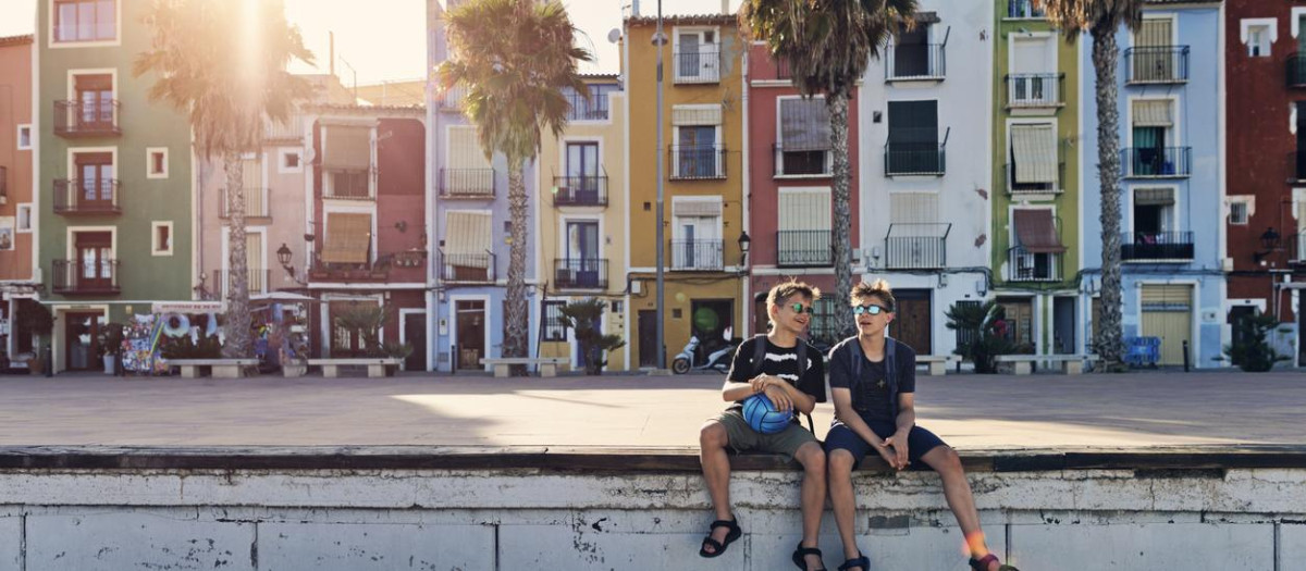 Dos adolescentes, durante sus vacaciones de verano en Villajoyosa (Alicante)