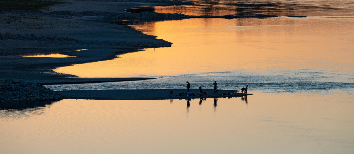 FOTODELDÍA Vamosszabadi (Hungría), 29/07/2026.- Pescadores en un banco de arena descubierto por el bajo nivel del agua del Danubio en Vamosszabadi, noroeste de Hungría, 28 de julio de 2026 (publicado el 29 de julio de 2026). (sequía, Hungría) EFE/EPA/Csaba Krizsan. PROHIBIDA SU PUBLICACIÓN EN HUNGRÍA.