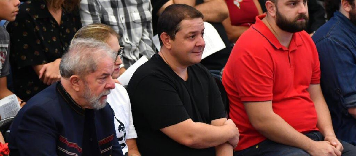 El presidente brasileño, Luiz Inácio Lula da Silva, junto a su hijo Fábio Luís Lula da Silva (centro)