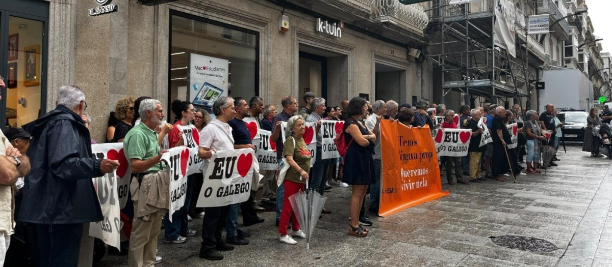 Imagen de la protesta de este martes.

REMITIDA / HANDOUT por MESA POLA NORMALIZACIÓN LINGÜÍSTICA
Fotografía remitida a medios de comunicación exclusivamente para ilustrar la noticia a la que hace referencia la imagen, y citando la procedencia de la imagen en la firma
04/8/2026