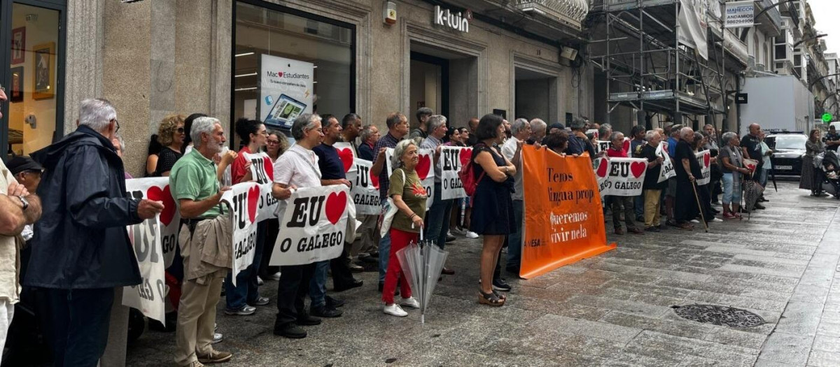 Imagen de la protesta de este martes.

REMITIDA / HANDOUT por MESA POLA NORMALIZACIÓN LINGÜÍSTICA
Fotografía remitida a medios de comunicación exclusivamente para ilustrar la noticia a la que hace referencia la imagen, y citando la procedencia de la imagen en la firma
04/8/2026
