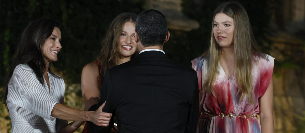 La Reina, la Princesa y la Infanta Sofía reciben el saludo de Jaume Anglada