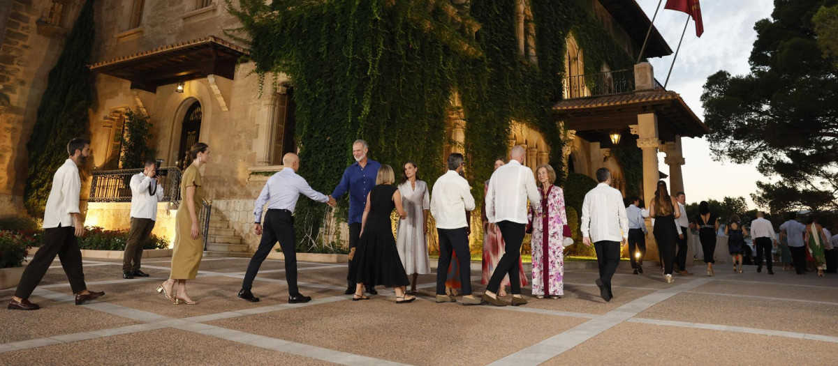 Los invitados pasan a saludar a los Reyes, la Princesa, la Infanta Sofía y la Reina Sofía en Marivent