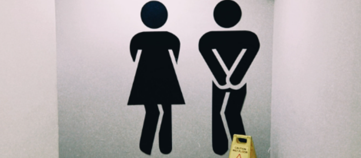 La entrada de unos aseos separados por género