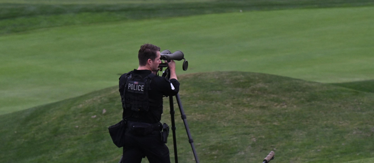 Agente de la Policía Federal en el campo de golf de Trump
