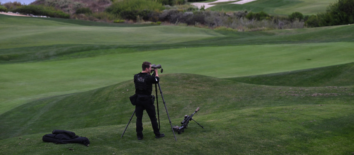 Agente de la Policía Federal en el campo de golf de Trump