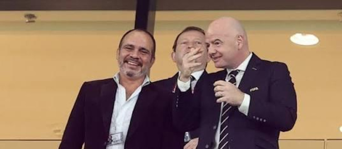 Gianni Infantino charla con Ali bin Al Hussein, príncipe de Jordania