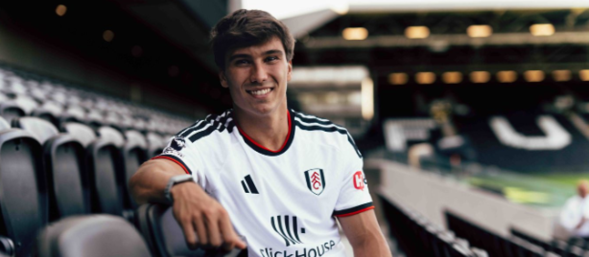 Gonzalo García posando como nuevo jugador del Fulham