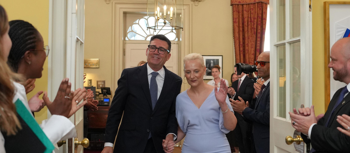 El primer ministro Andy Burnham y su mujer Marie-France van Heel