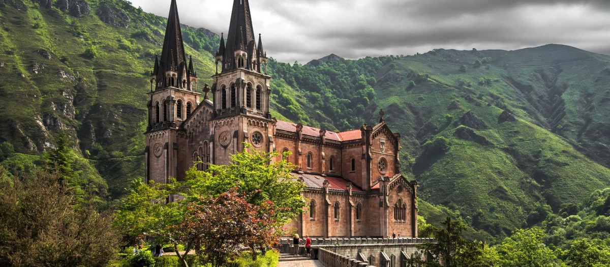 Imagen del santuario de Covadonga, uno de los cinco enclaves marianos en España