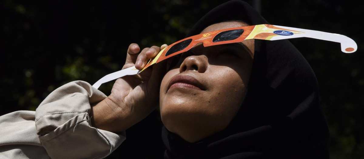 Una persona mirando un eclipse solar
