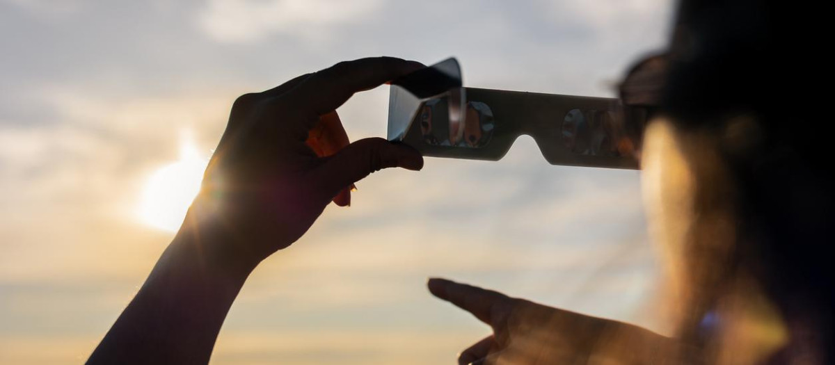 Una persona se protege la vista ante una eclipse
