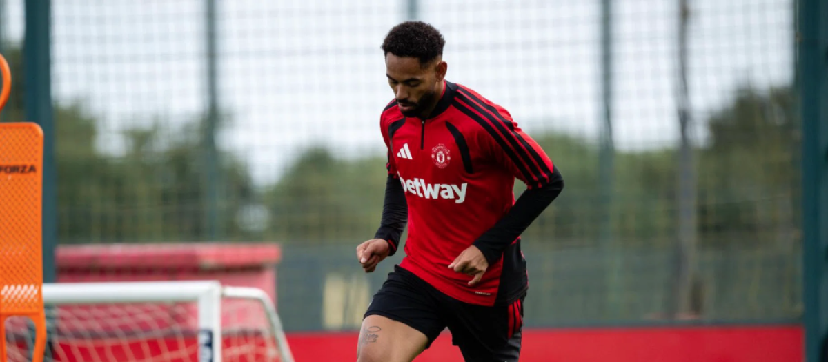 Matheus Cunha luciendo la camiseta de entrenamiento con el nuevo patrcinador