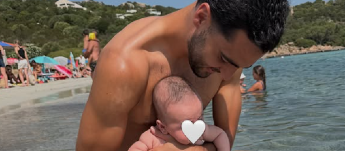El futbolista Mikel Merino con su hijo Marco en la playa